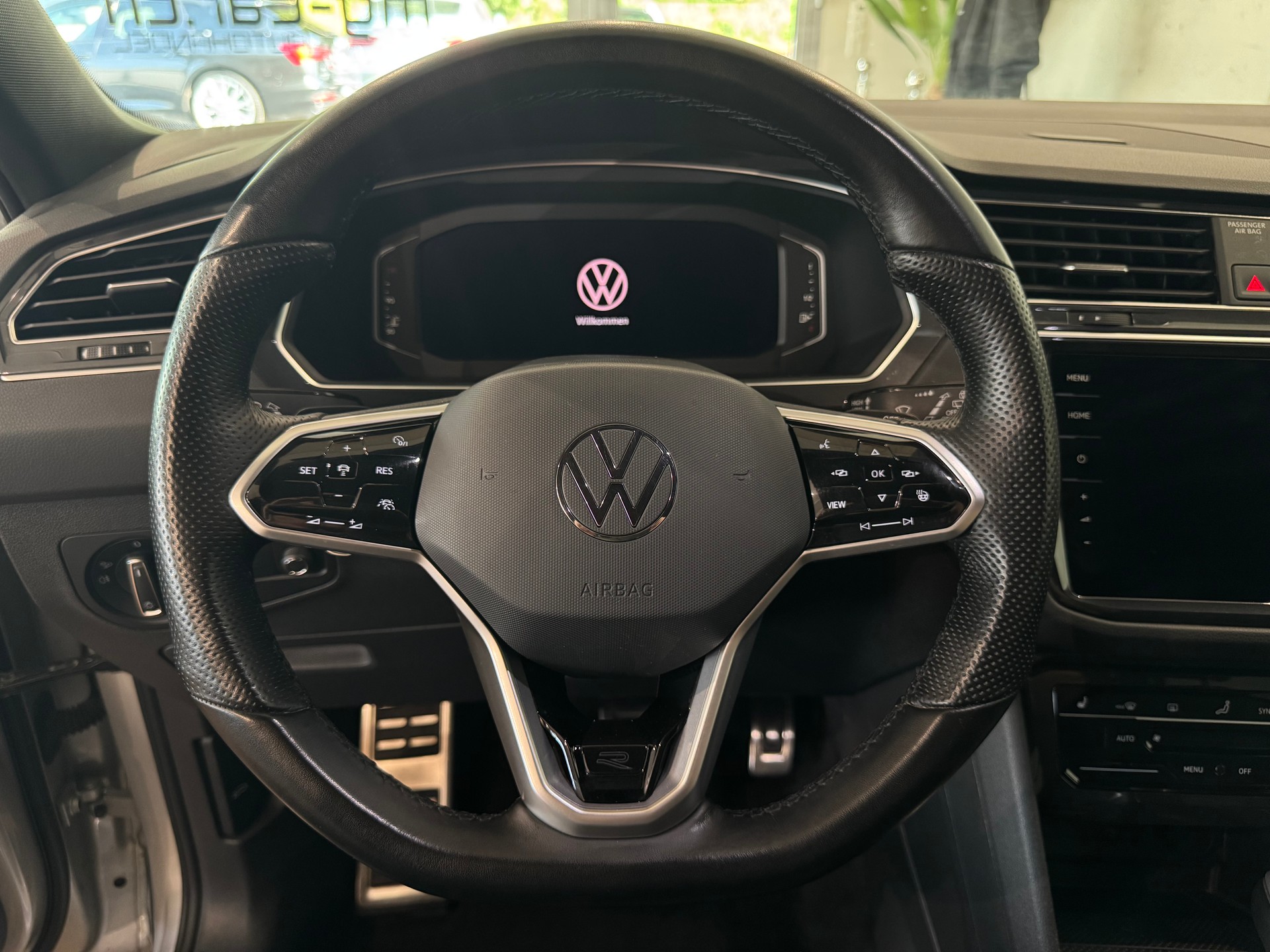 VW Tiguan 2.0TSI R-Line 4Motion DSG || CH-FZG || AHK || HEAD UP || 360°-image-22