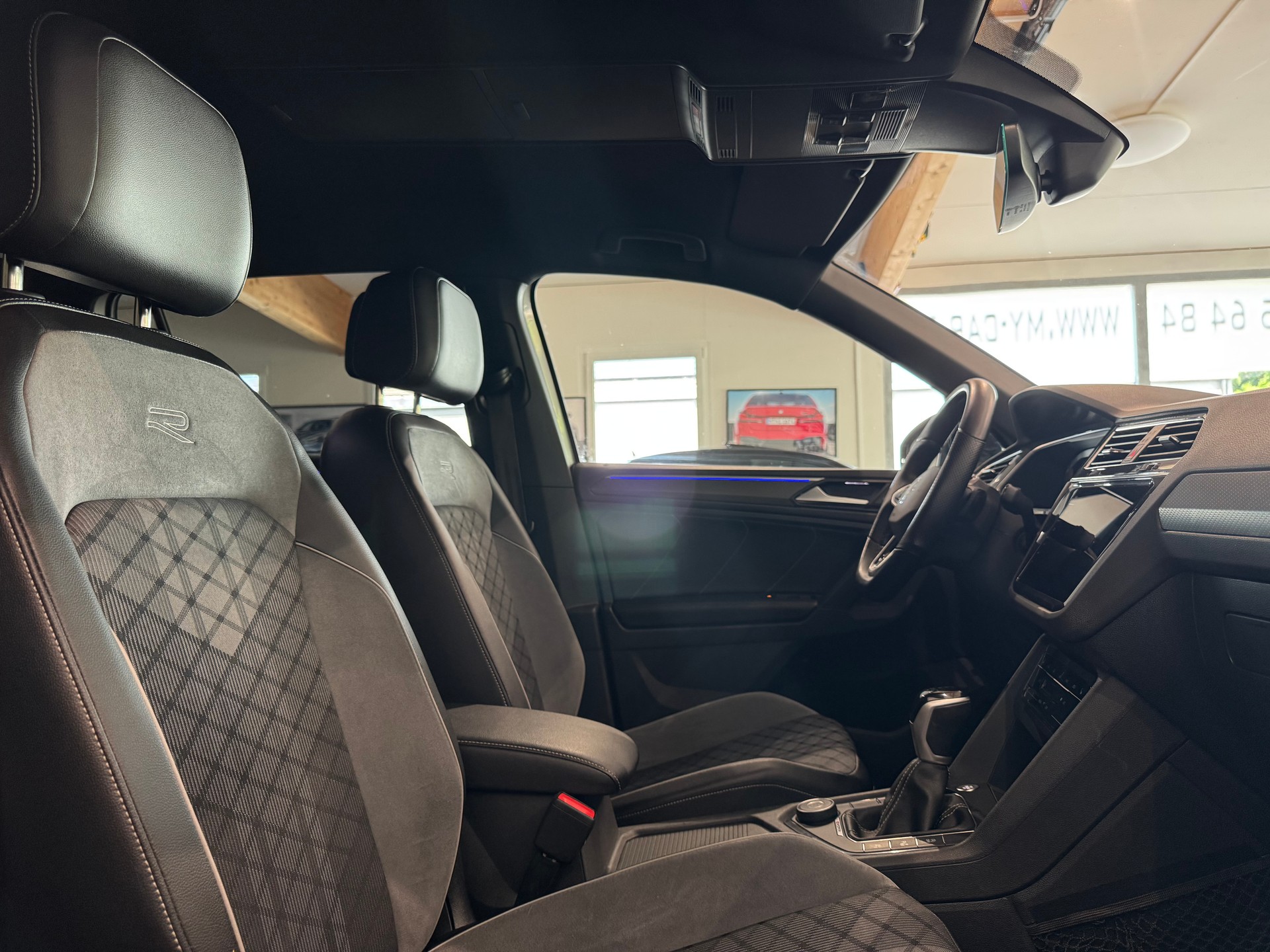 VW Tiguan 2.0TSI R-Line 4Motion DSG || CH-FZG || AHK || HEAD UP || 360°-image-26