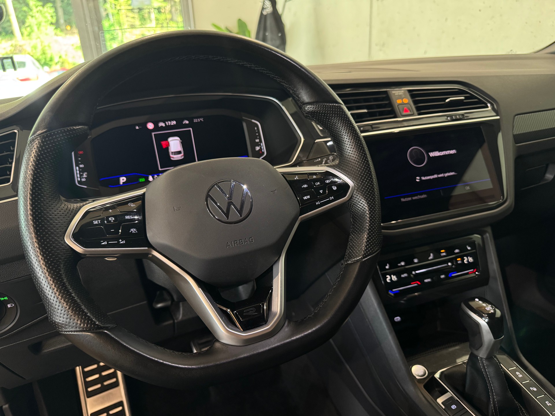 VW Tiguan 2.0TSI R-Line 4Motion DSG || CH-FZG || AHK || HEAD UP || 360°-image-24