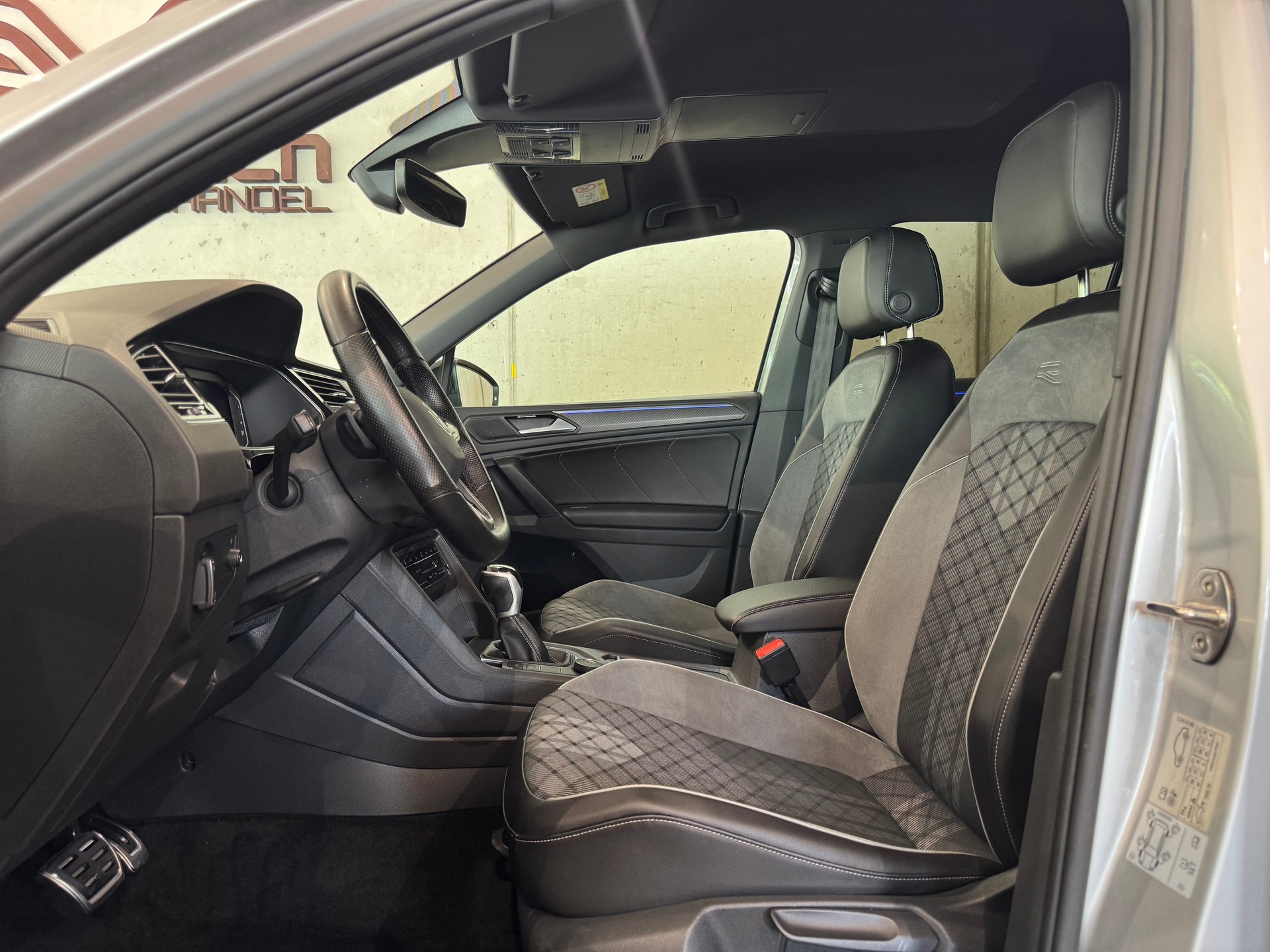 VW Tiguan 2.0TSI R-Line 4Motion DSG || CH-FZG || AHK || HEAD UP || 360°-image-19