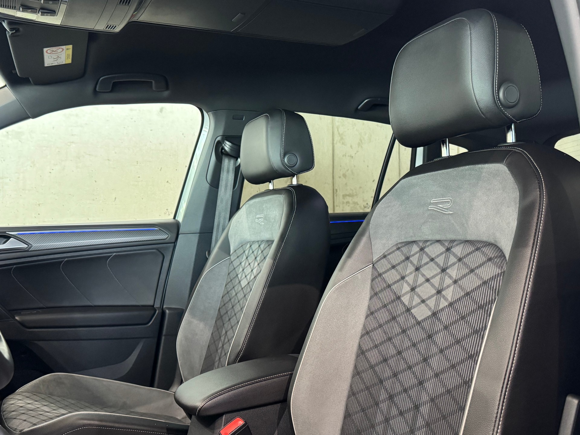VW Tiguan 2.0TSI R-Line 4Motion DSG || CH-FZG || AHK || HEAD UP || 360°-image-21