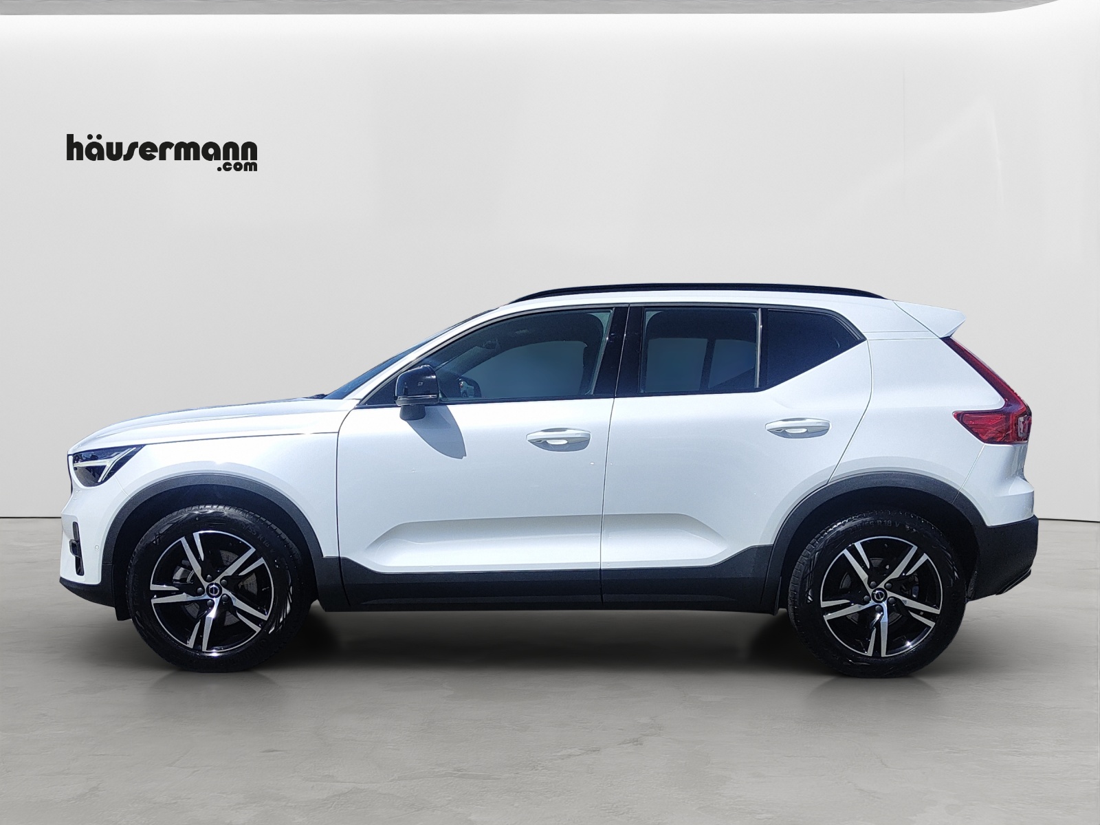 VOLVO XC40 2.0 B3 MH Plus Dark-image-2