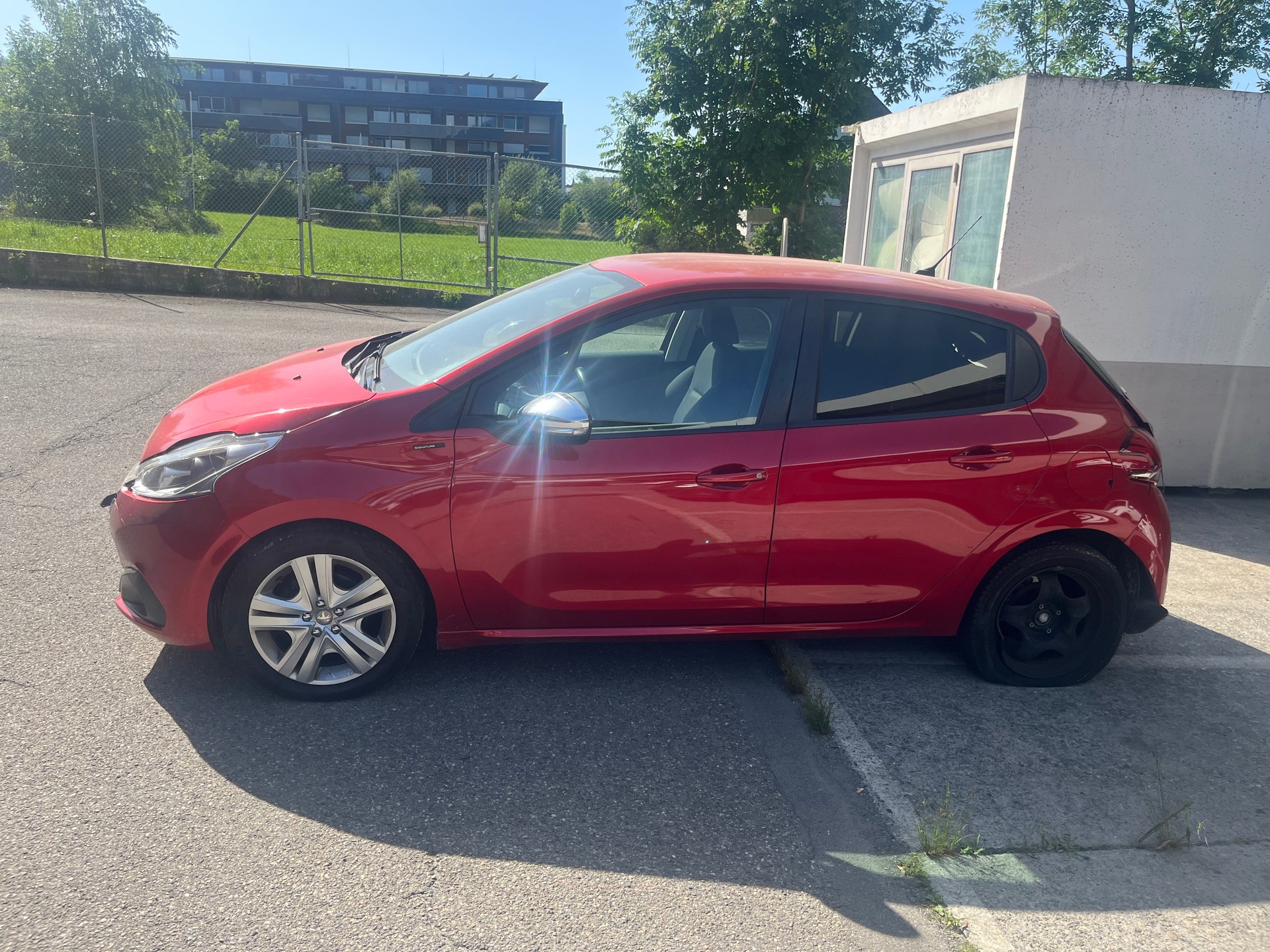PEUGEOT 208 1.2 PureTech Signature-image-2