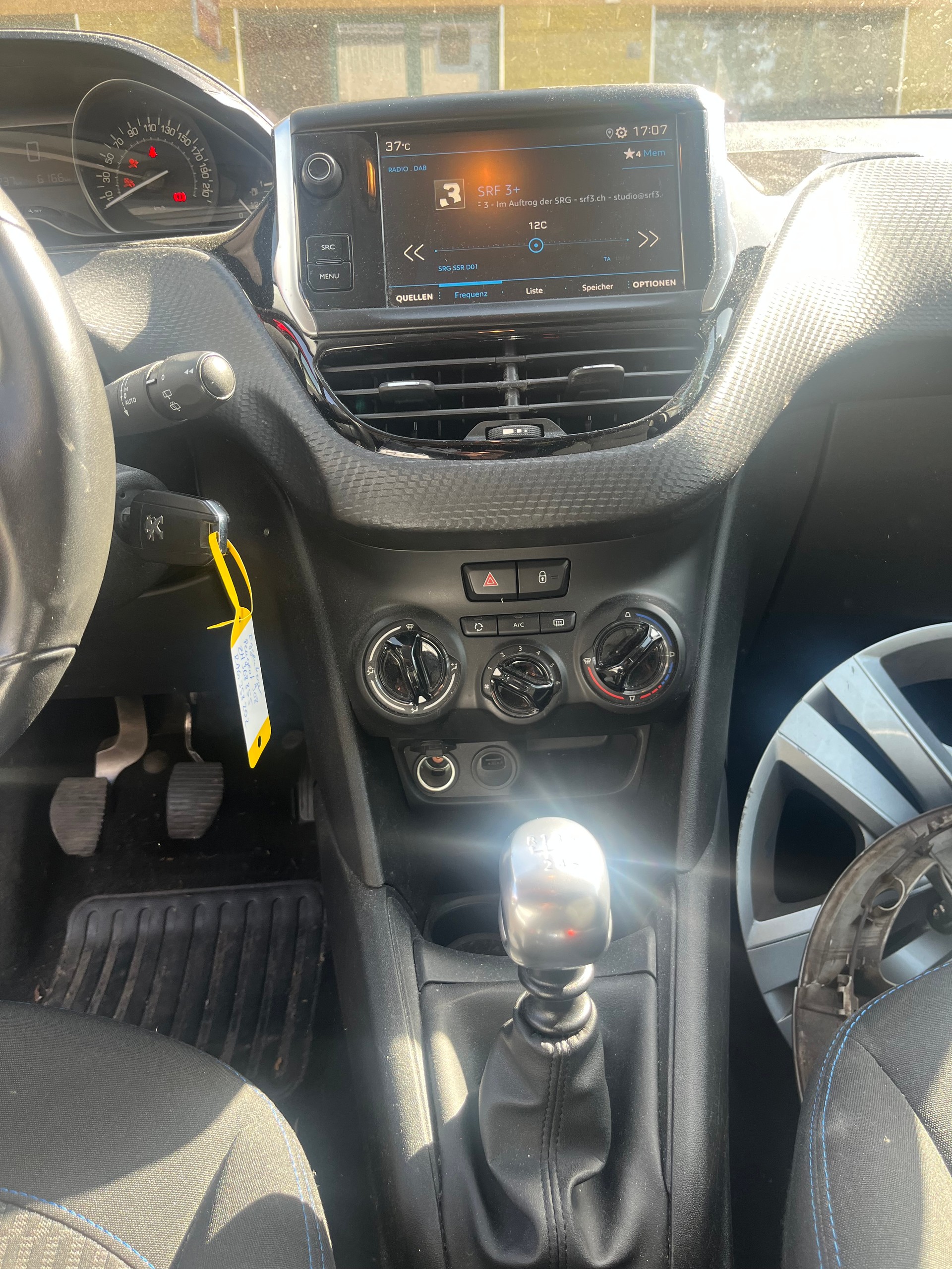 PEUGEOT 208 1.2 PureTech Signature-image-9