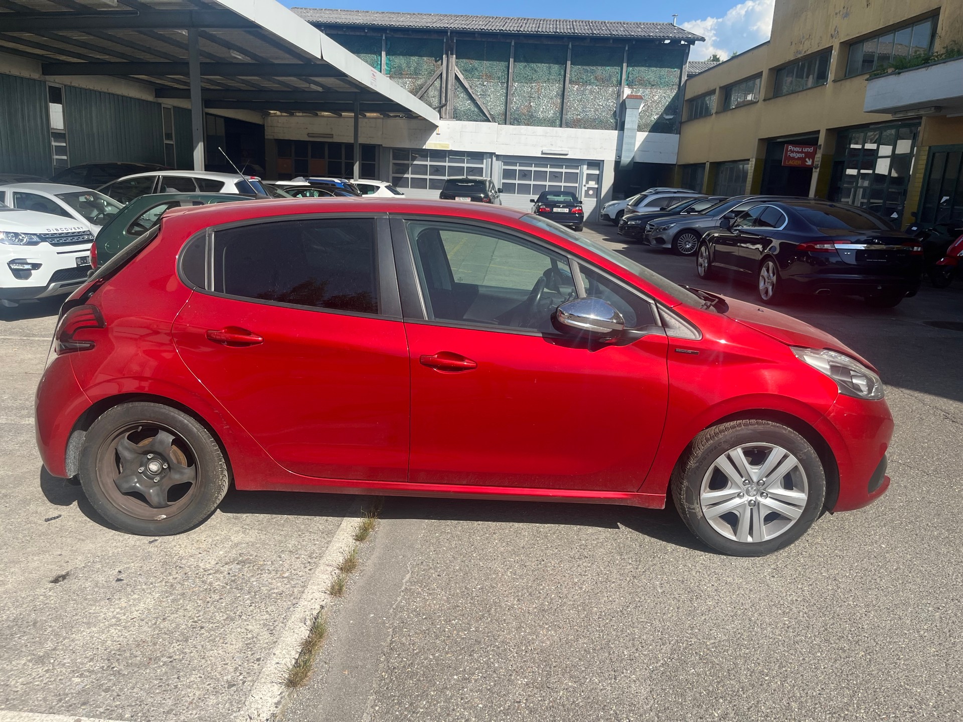 PEUGEOT 208 1.2 PureTech Signature-image-3