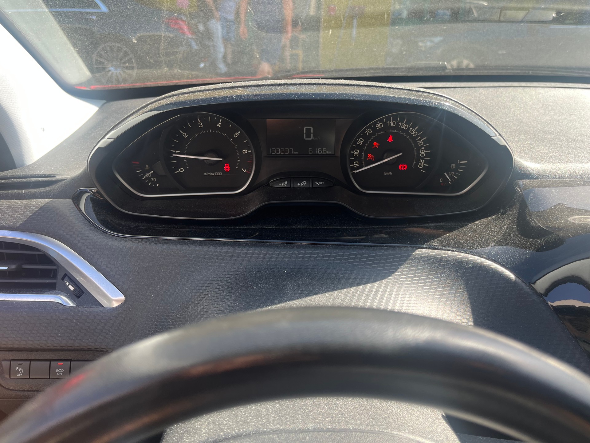 PEUGEOT 208 1.2 PureTech Signature-image-10