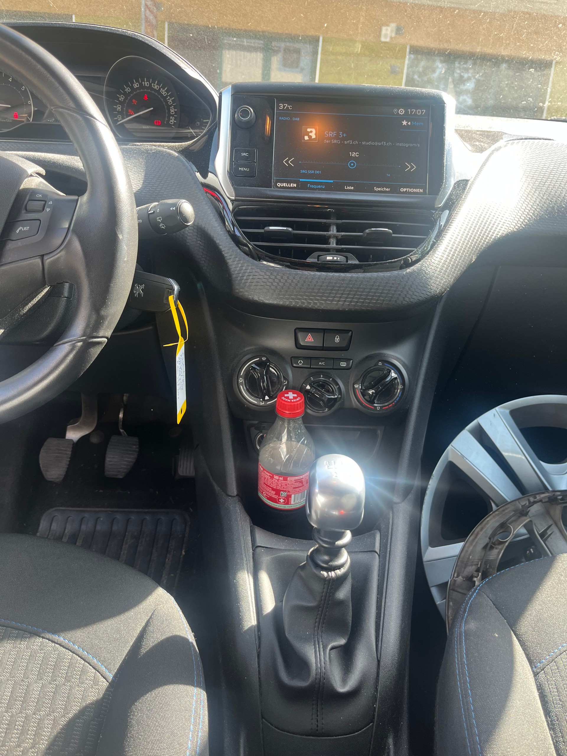 PEUGEOT 208 1.2 PureTech Signature-image-8