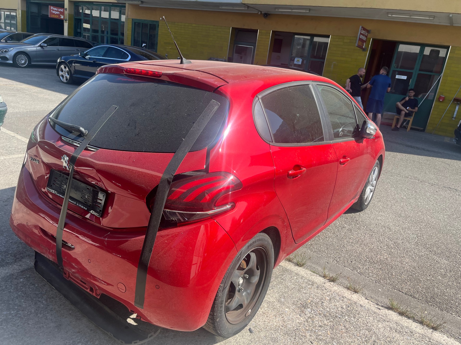 PEUGEOT 208 1.2 PureTech Signature-image-5