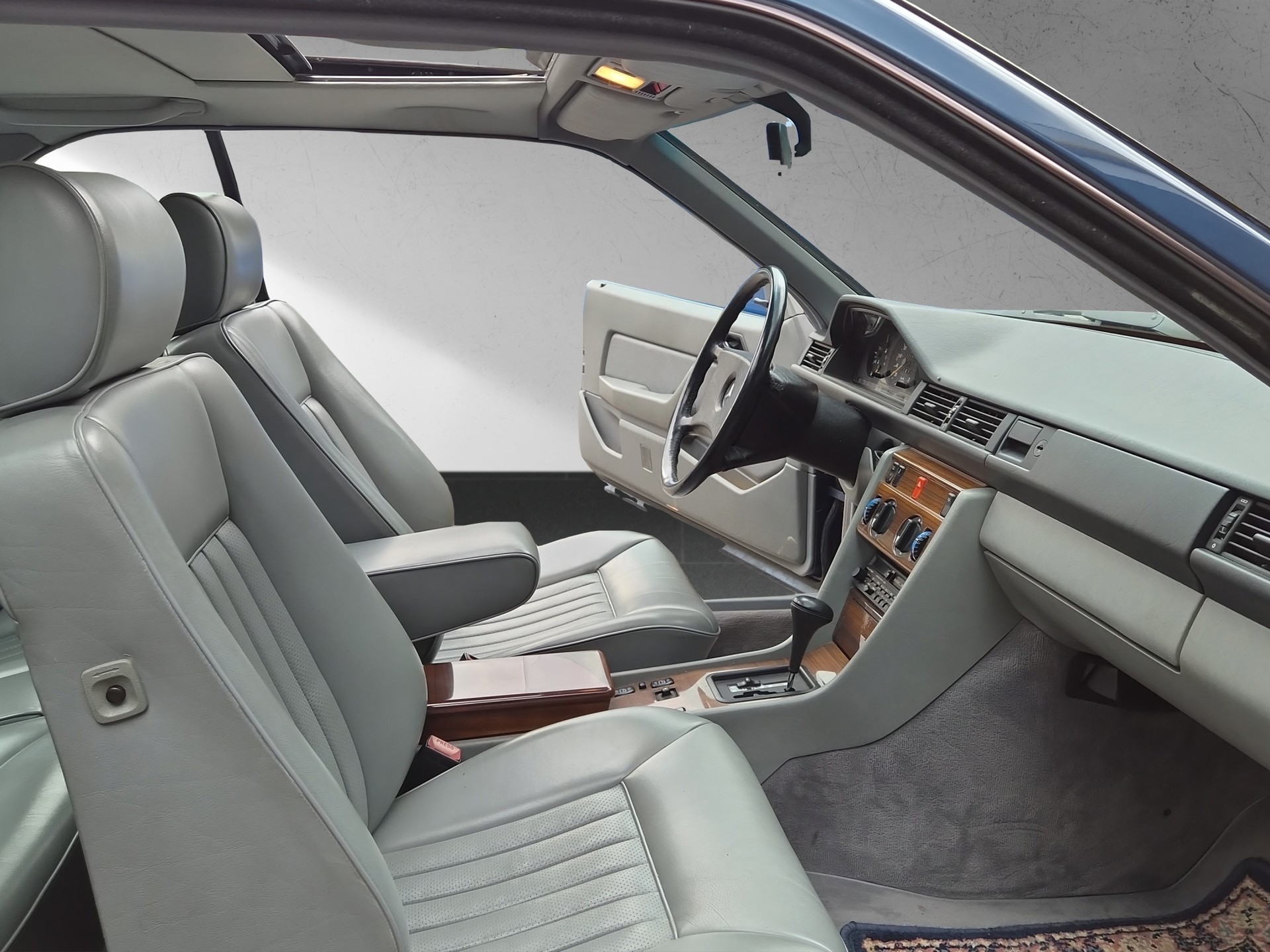 MERCEDES-BENZ 300 CE-image-10
