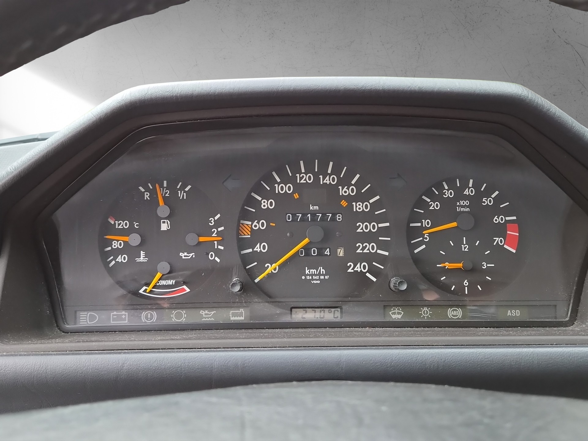MERCEDES-BENZ 300 CE-image-13