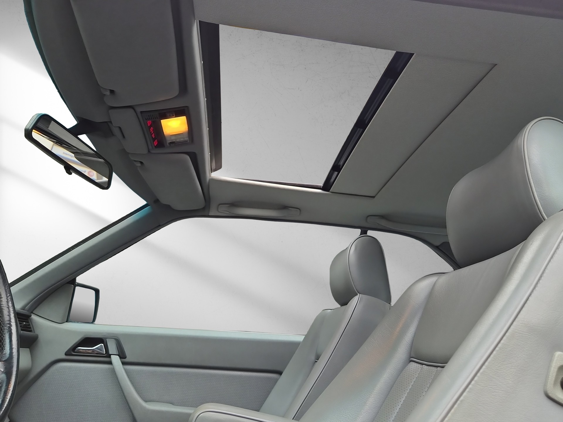 MERCEDES-BENZ 300 CE-image-12