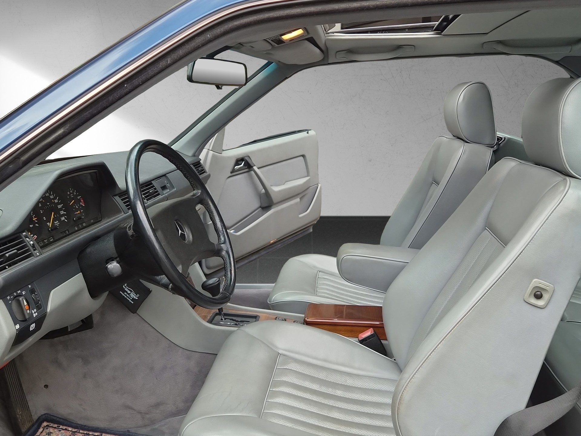 MERCEDES-BENZ 300 CE-image-8