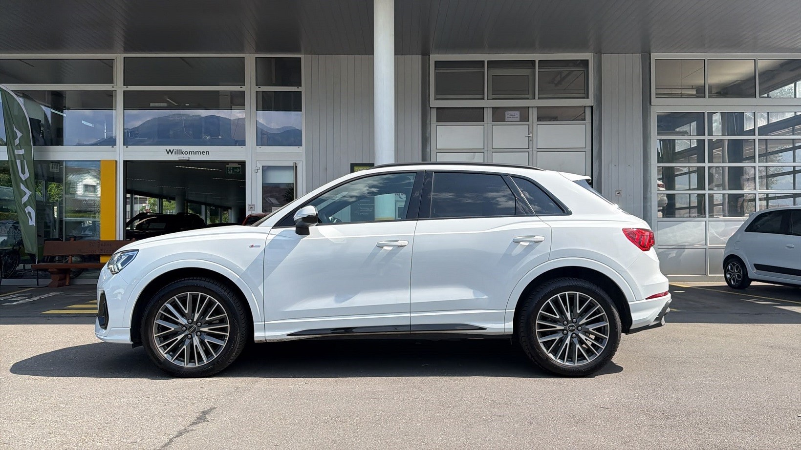AUDI Q3 2.0 40 TFSI S line quattro S-Tronic-image-11