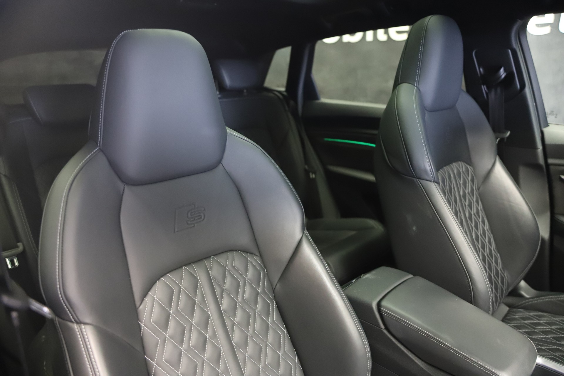 AUDI e-tron 55 S Line quattro-image-8