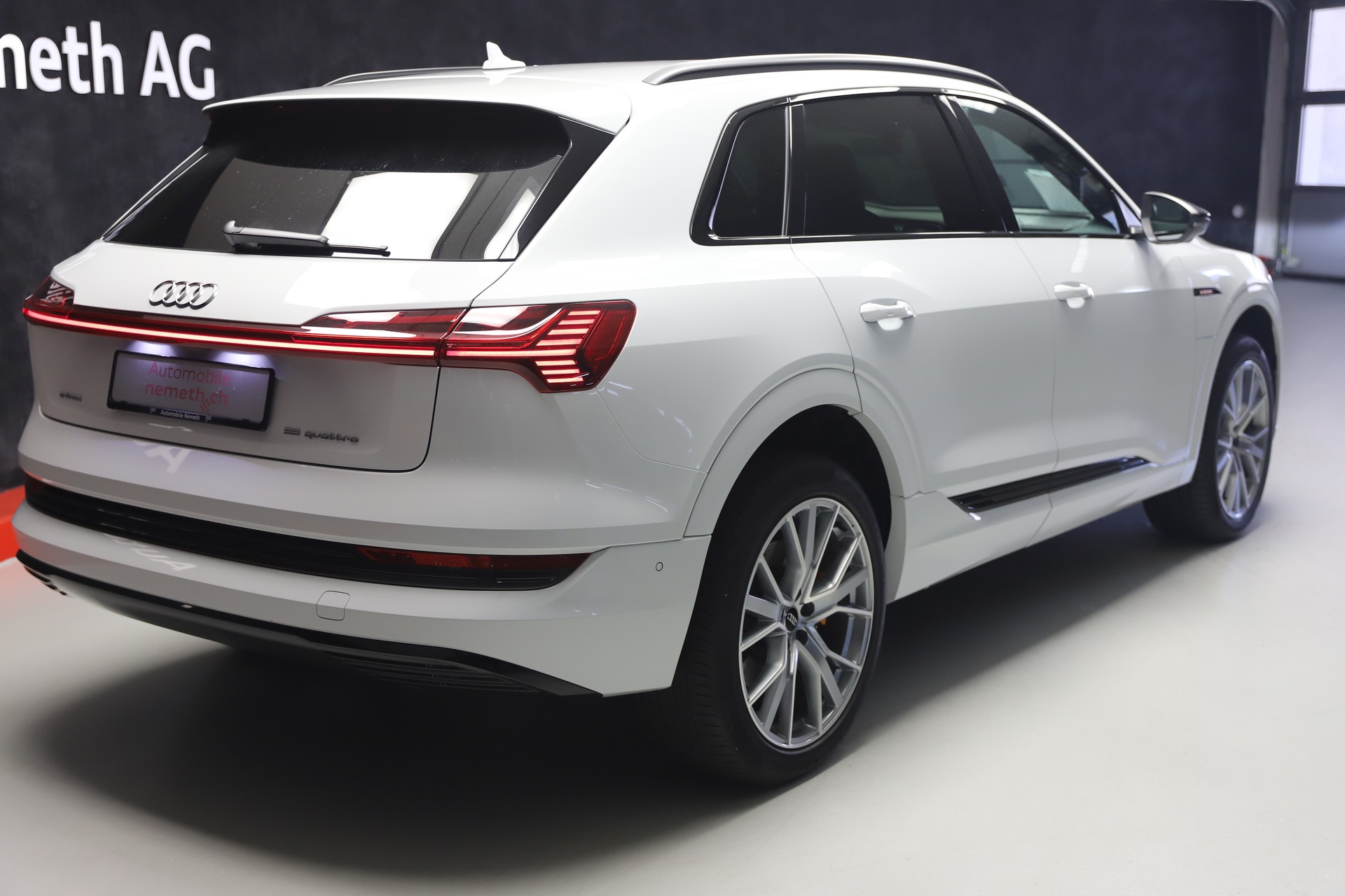 AUDI e-tron 55 S Line quattro-image-2
