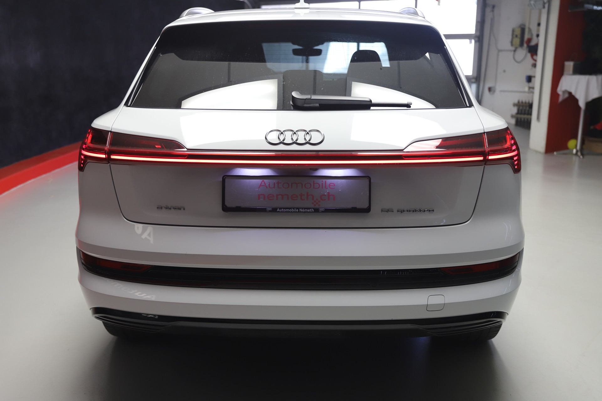 AUDI e-tron 55 S Line quattro-image-3