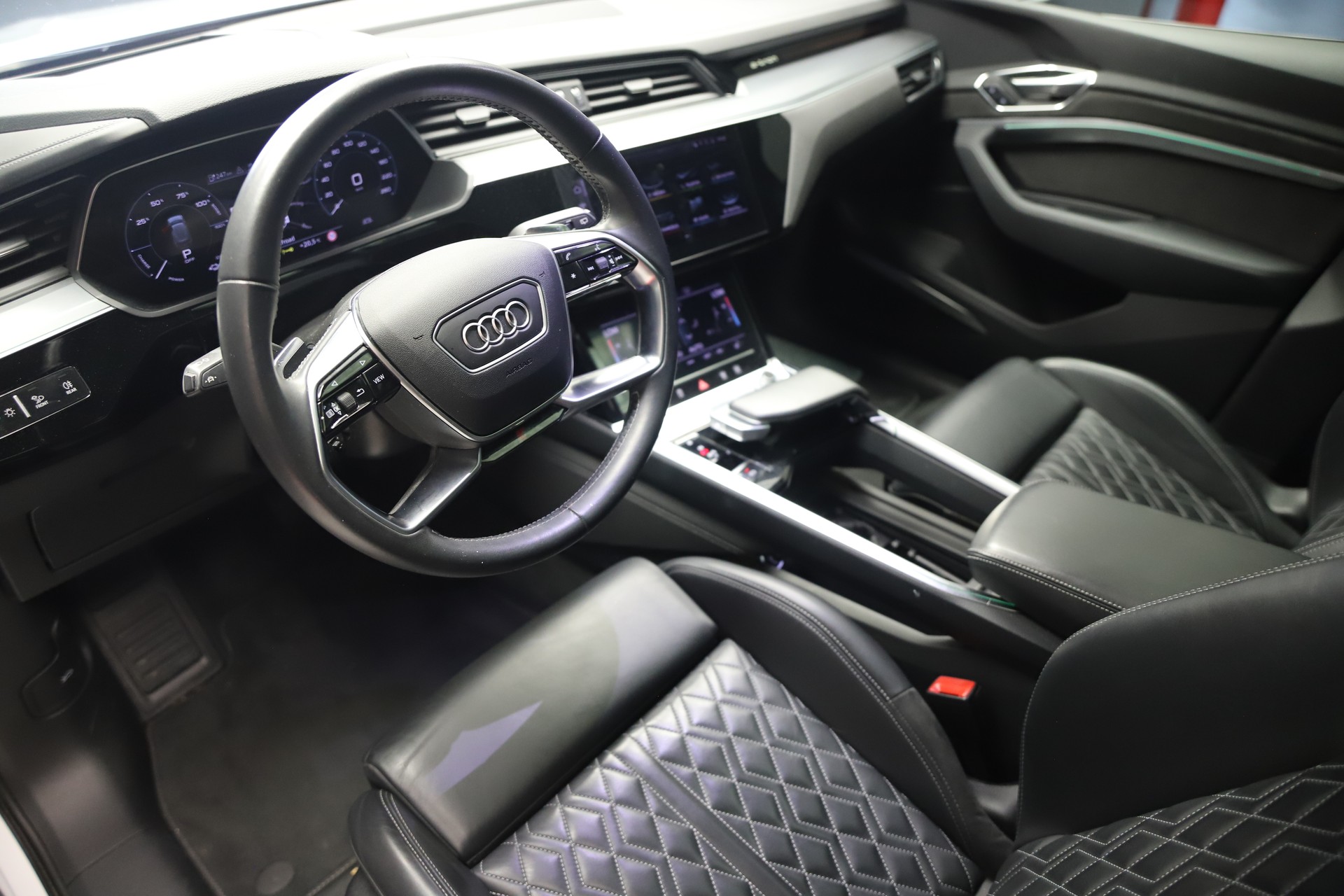 AUDI e-tron 55 S Line quattro-image-6