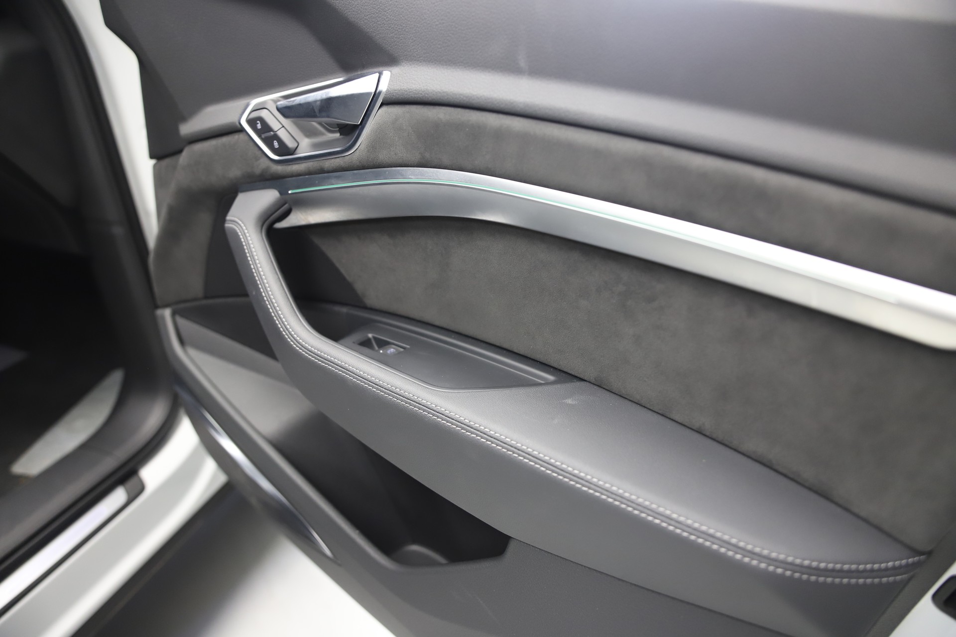 AUDI e-tron 55 S Line quattro-image-9