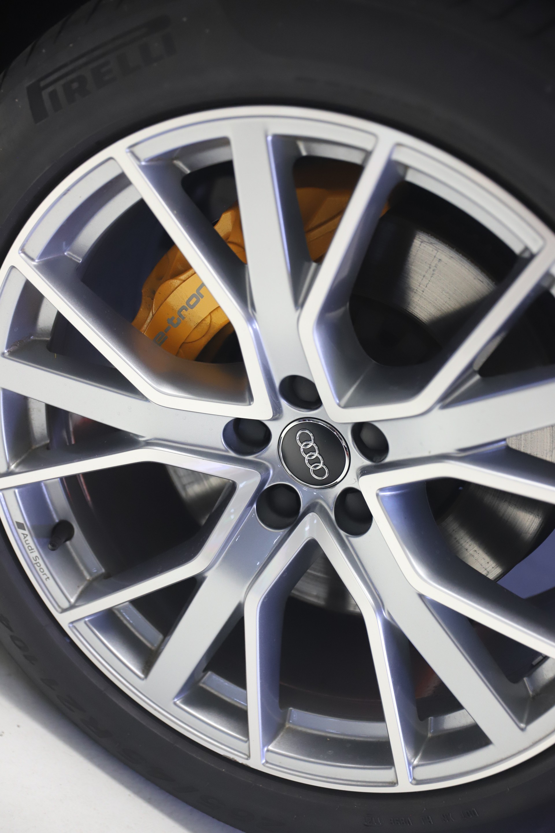 AUDI e-tron 55 S Line quattro-image-5