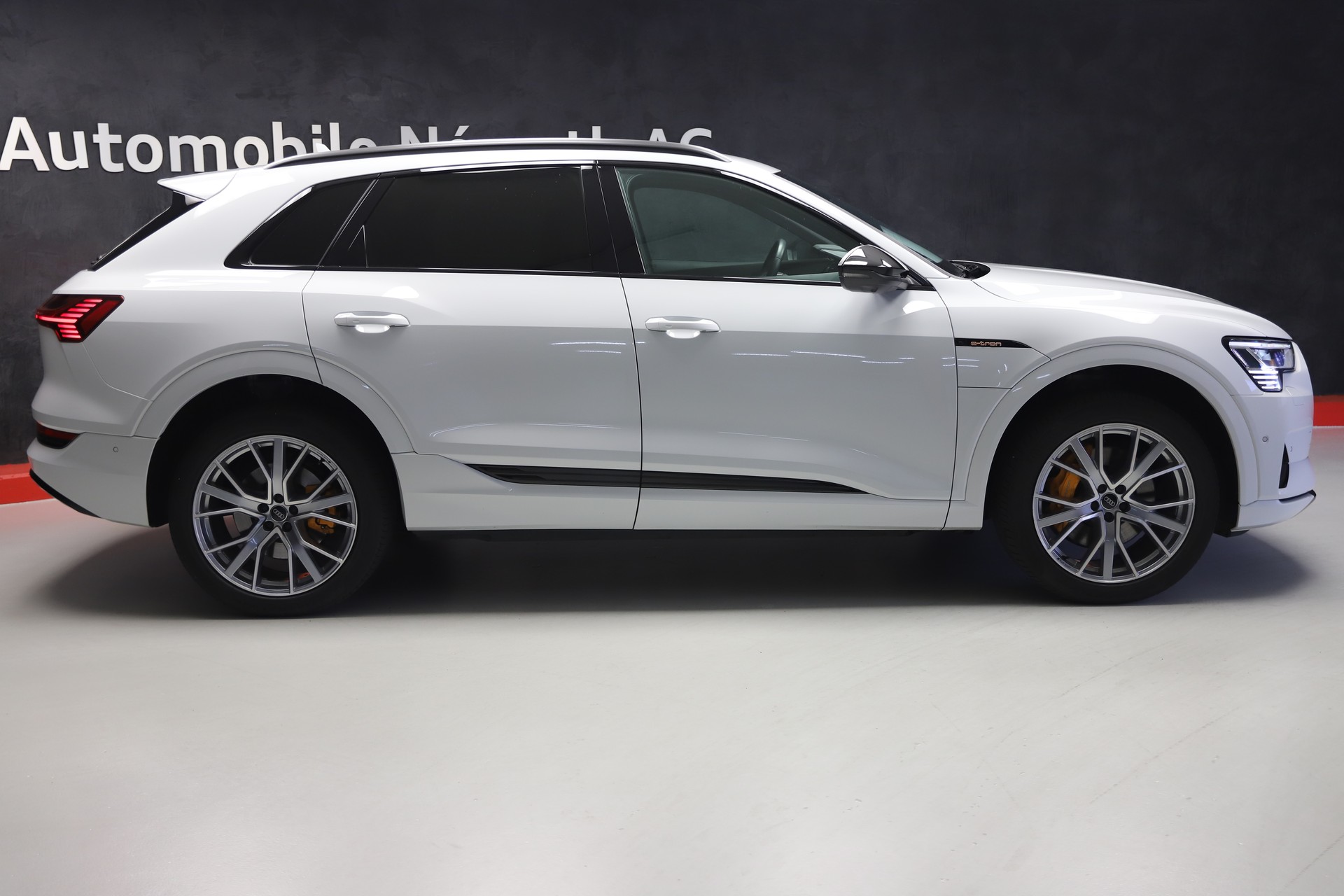 AUDI e-tron 55 S Line quattro-image-1