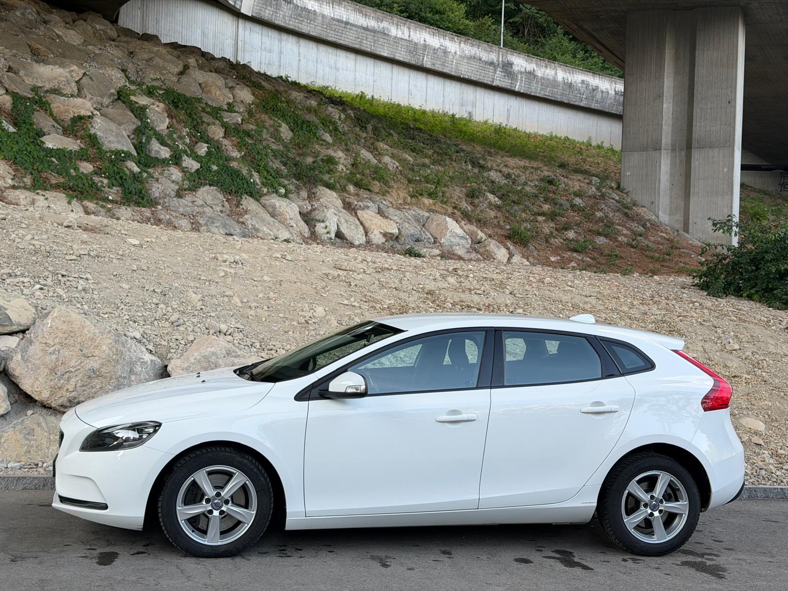 VOLVO V40 D2 Dynamic Edition Geartronic-image-2
