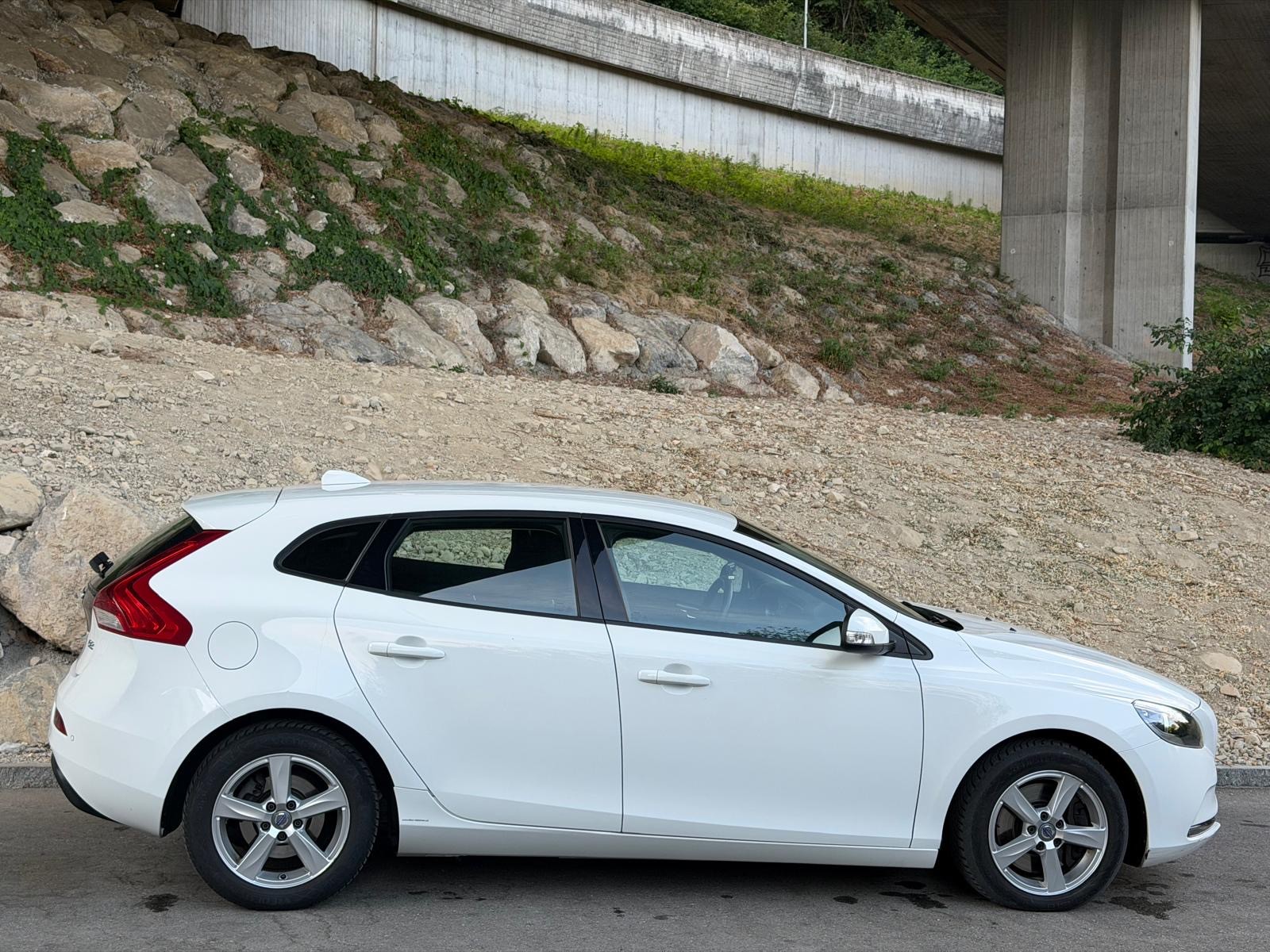VOLVO V40 D2 Dynamic Edition Geartronic-image-5