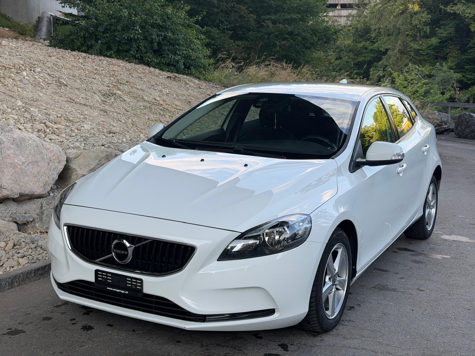 VOLVO V40 D2 Dynamic Edition Geartronic-image-0