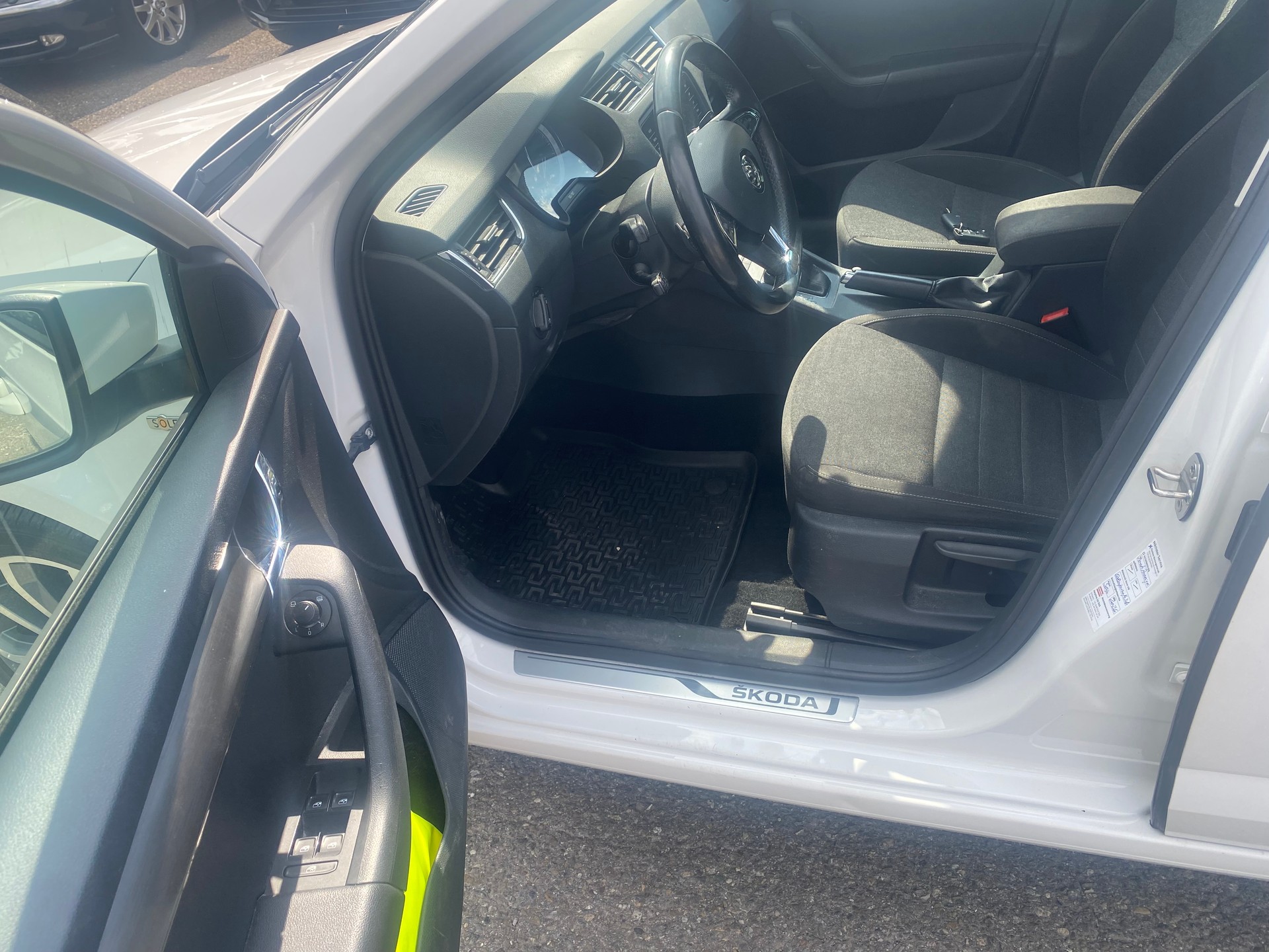 SKODA Octavia Combi 1.5 TSI Ambition DSG-image-8