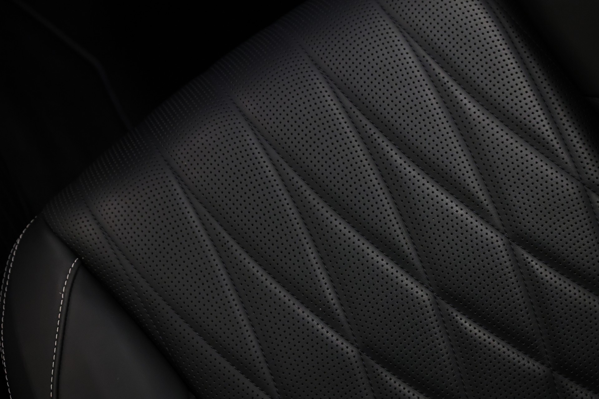 MERCEDES-BENZ G 500 AMG Line-image-24