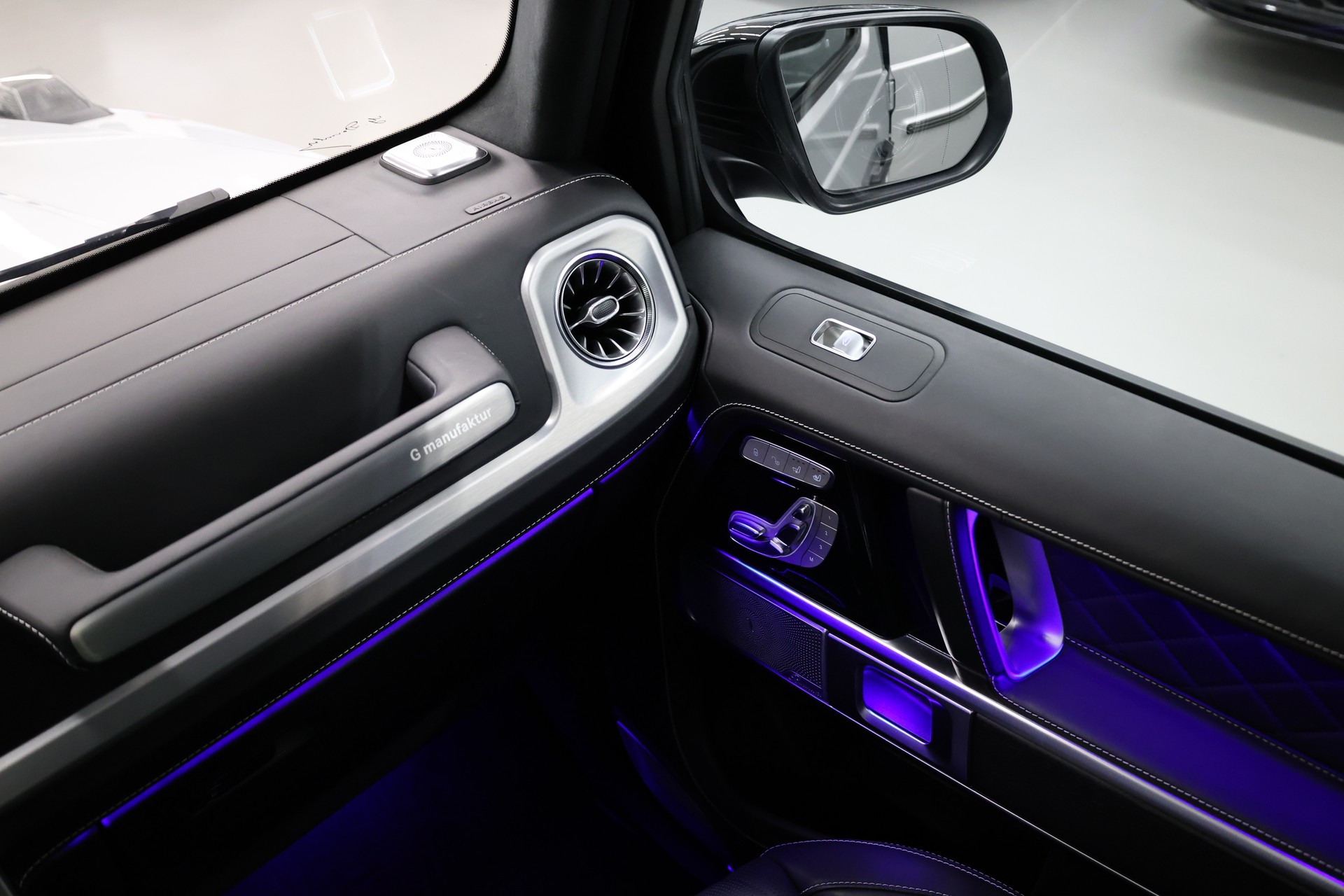 MERCEDES-BENZ G 500 AMG Line-image-21