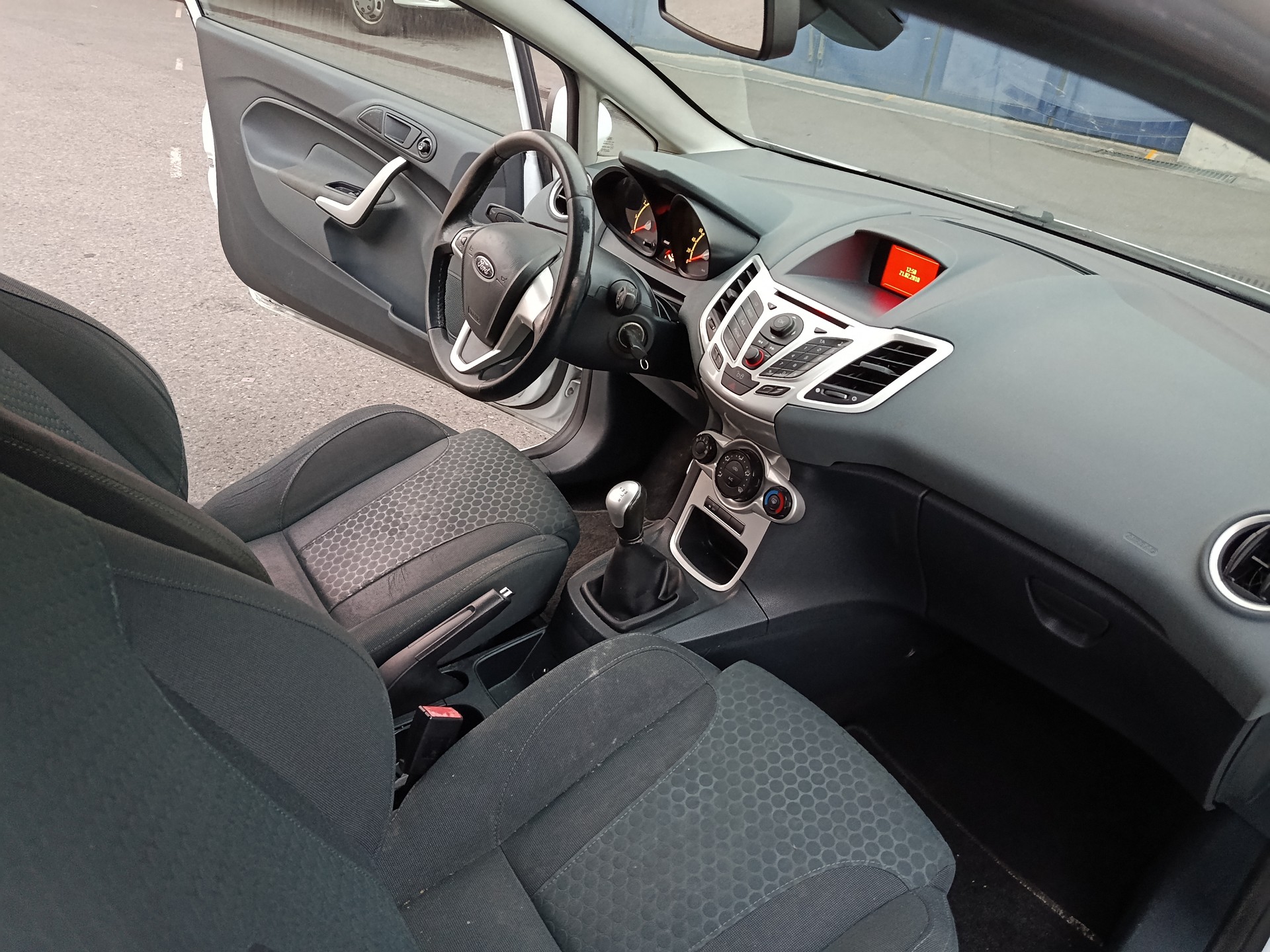 FORD Fiesta 1.6 16V Titanium-image-8