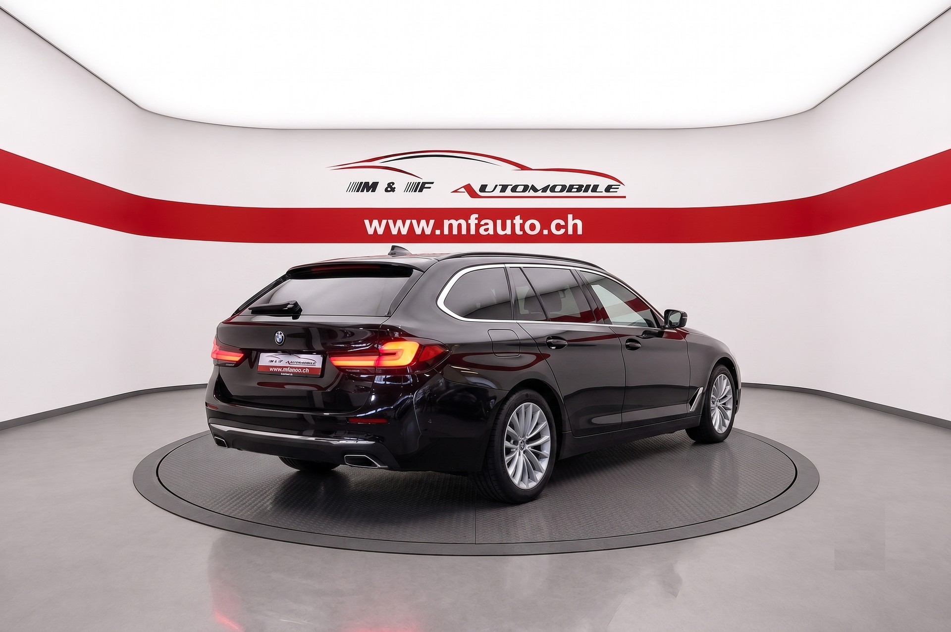 BMW 530d xDrive Touring * Luxury Line * CH FAHRZEUG *-image-5