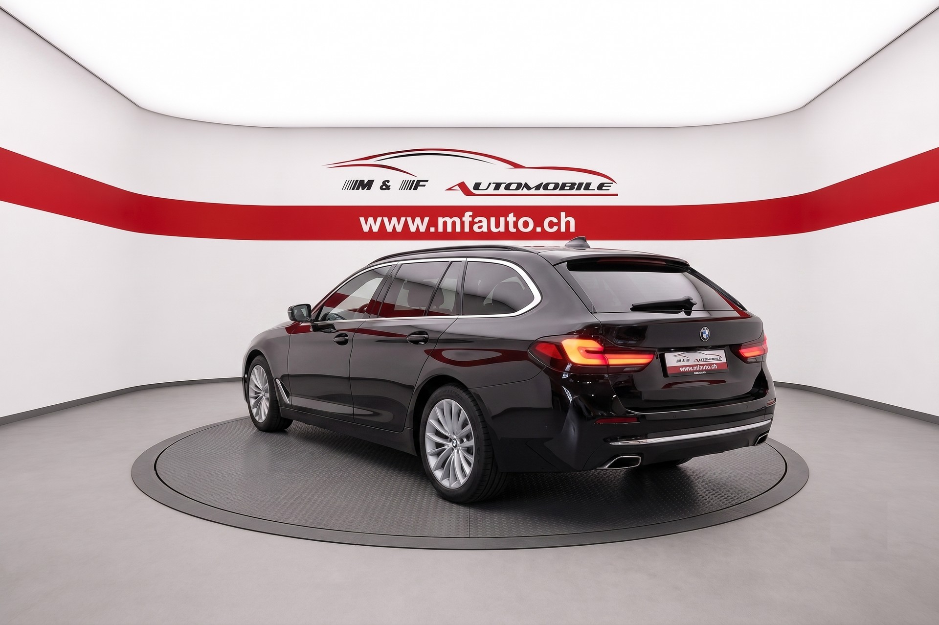BMW 530d xDrive Touring * Luxury Line * CH FAHRZEUG *-image-3