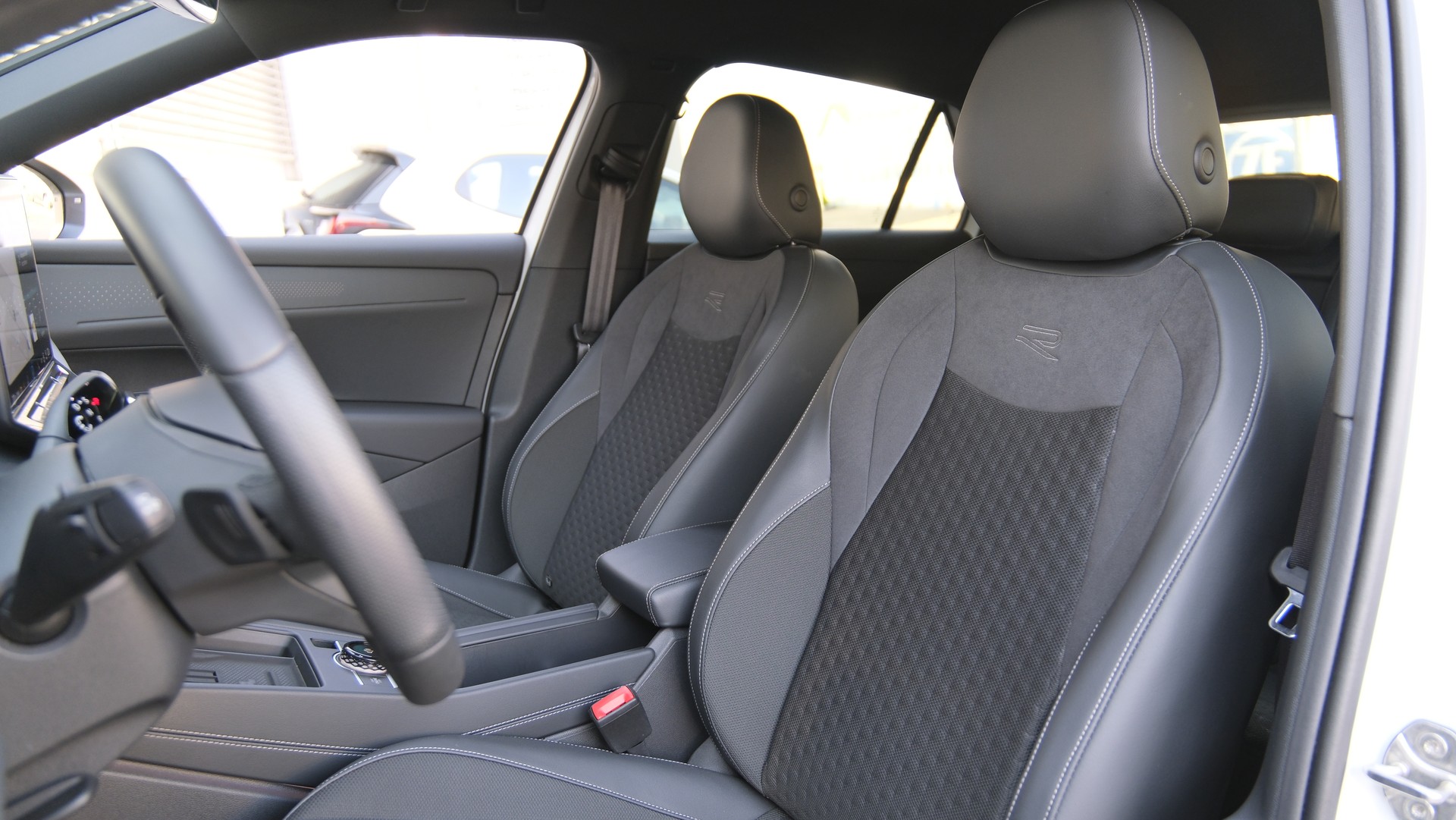 VW T-Roc 1.5 eTSI mHEV R-Line DSG " Black Style "-image-4
