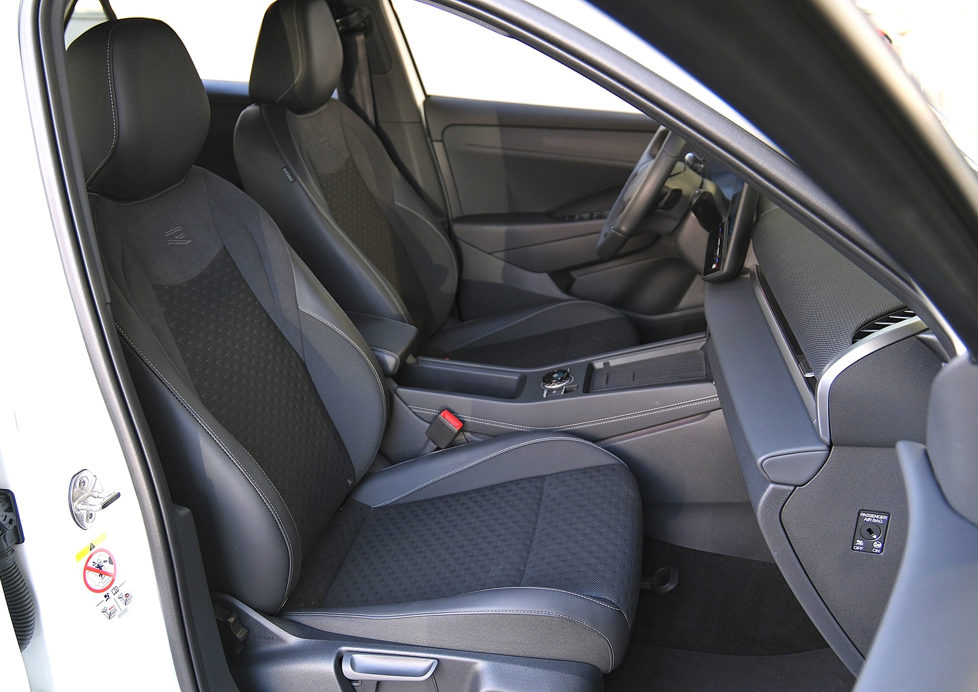 VW T-Roc 1.5 eTSI mHEV R-Line DSG " Black Style "-image-12