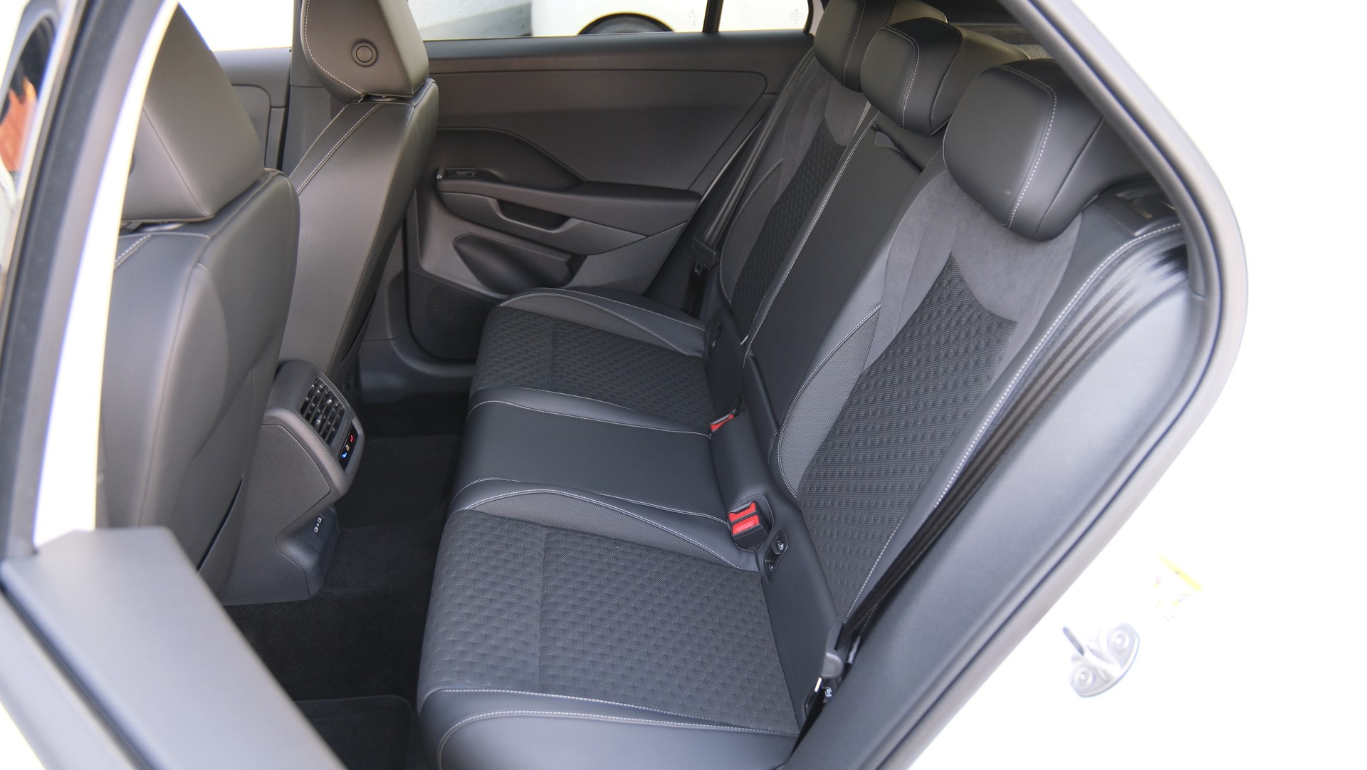 VW T-Roc 1.5 eTSI mHEV R-Line DSG " Black Style "-image-21