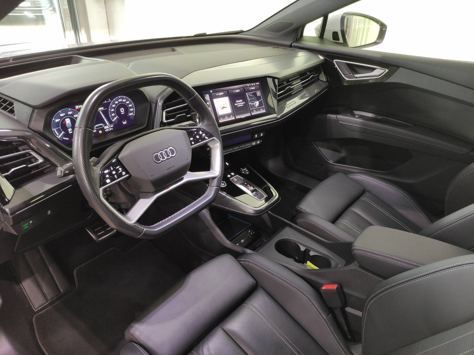 AUDI Q4 e-tron S-Line 50 quattro-image-4