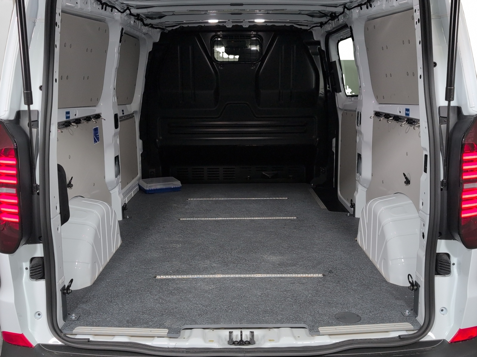 VW Transporter 2.0 TDI Lang Automat-image-13