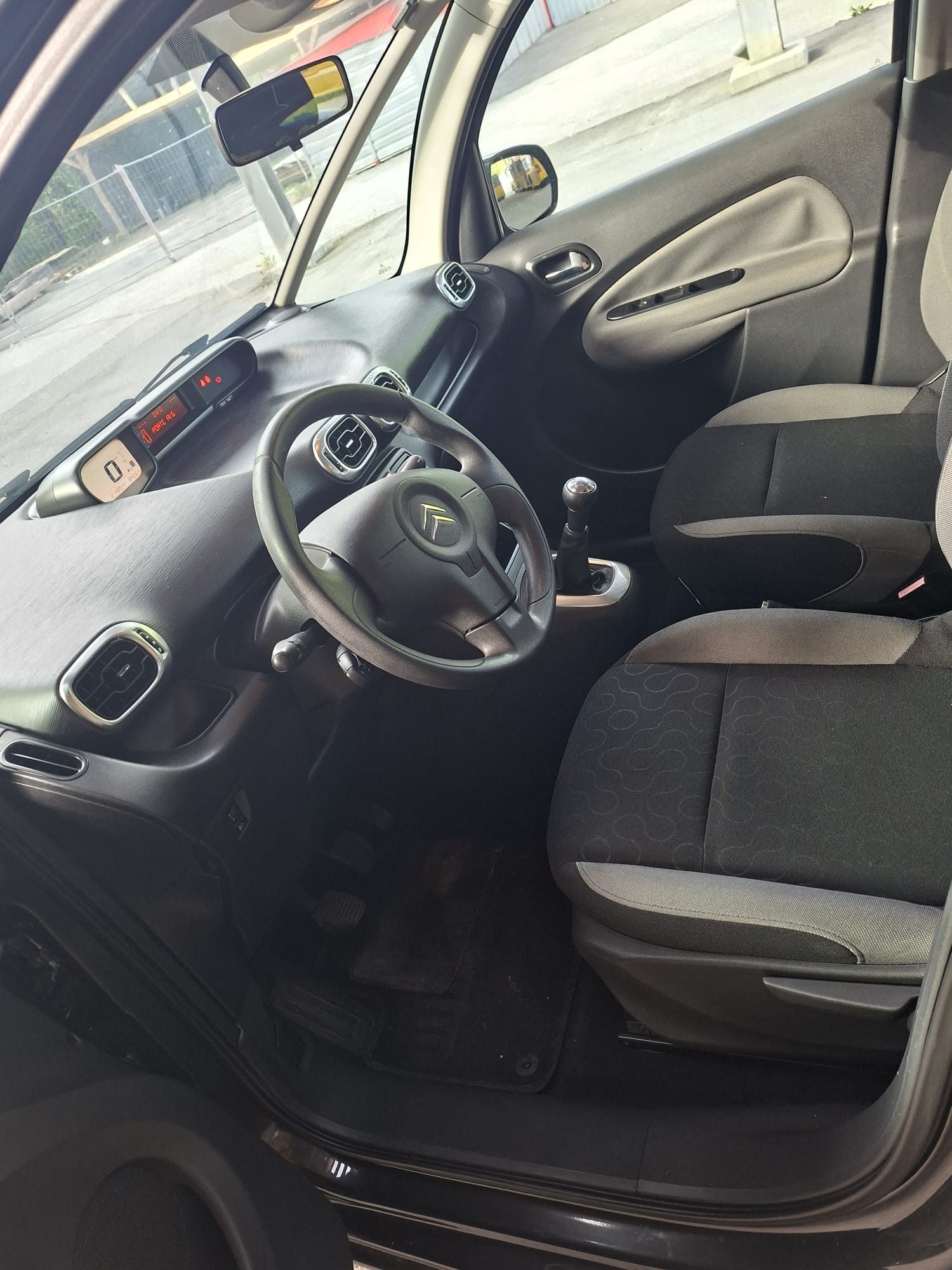 CITROEN C3 Picasso 1.6 HDi Exclusive EGS6-image-8