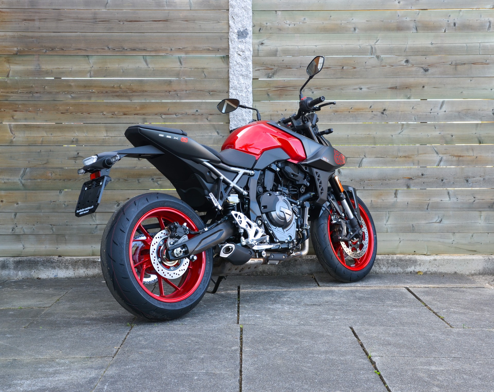 SUZUKI GSX-8S-showroom-element-1