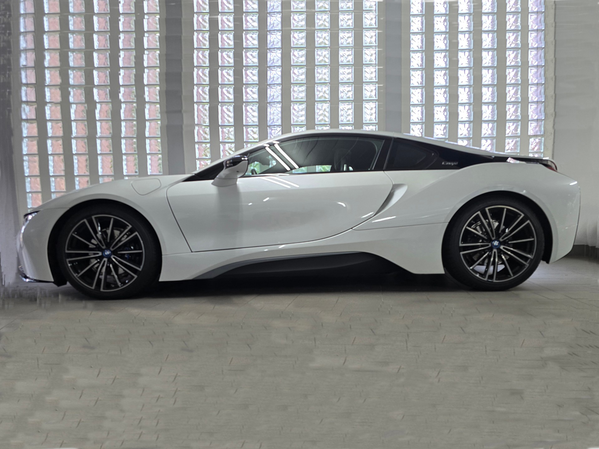 BMW i8 Coupé-image-0
