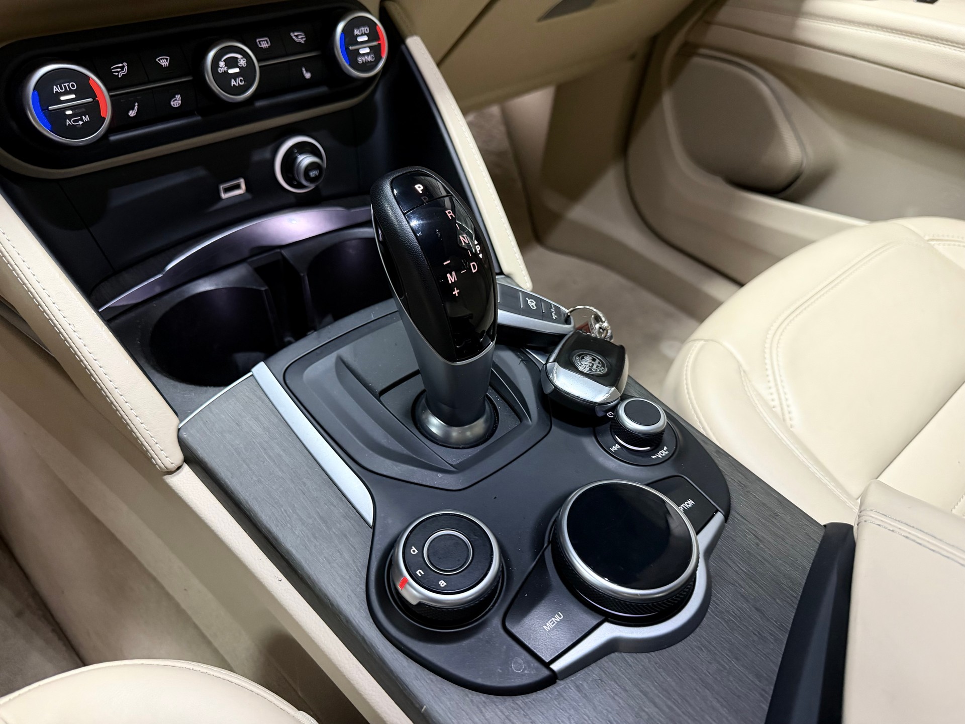 ALFA ROMEO Stelvio 2.0 Executive Q4 Automatic-image-19