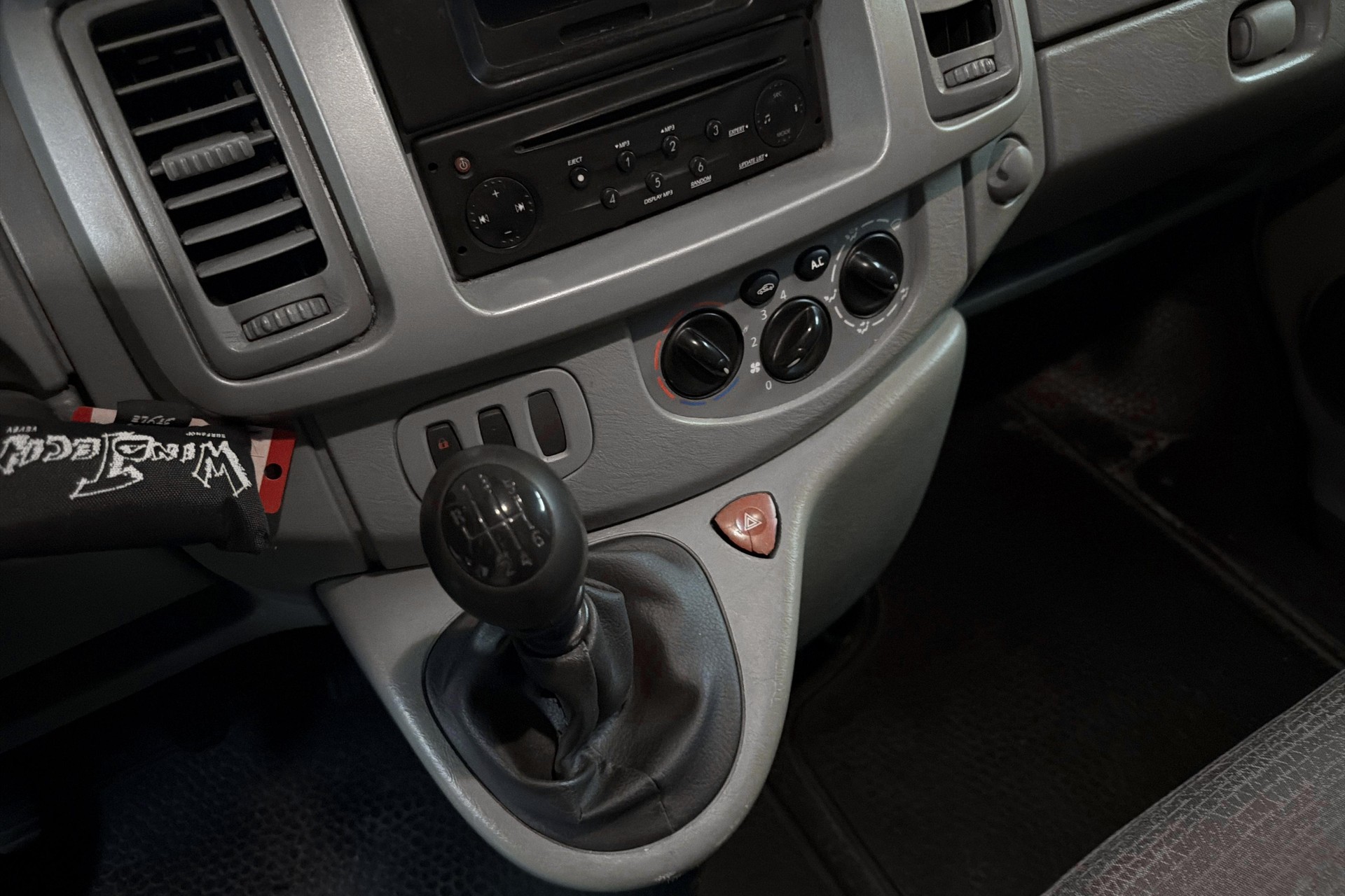 RENAULT Trafic 2.0 dCi 115 2.9t L2H1 Authentique-image-13