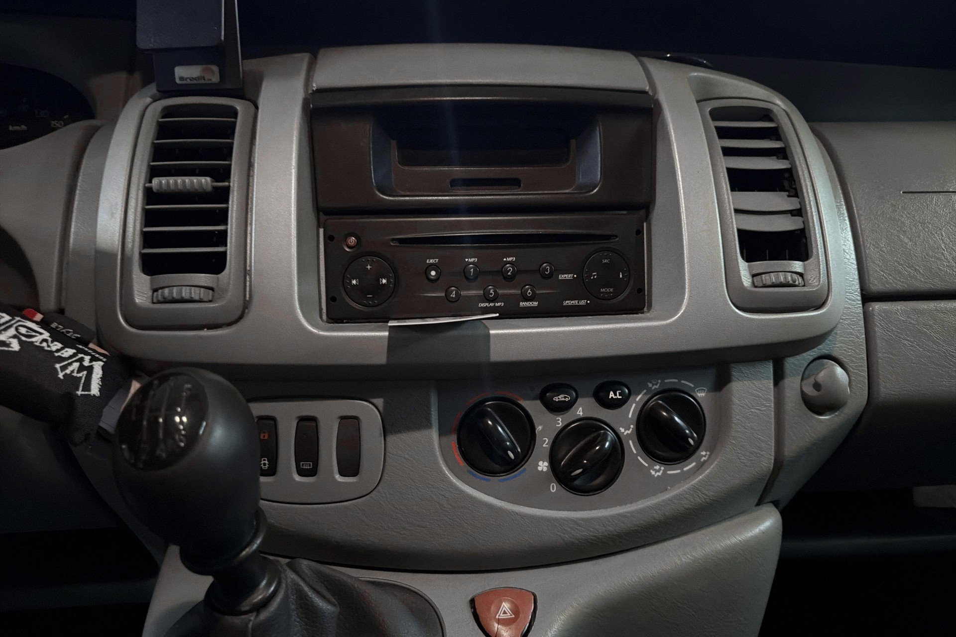 RENAULT Trafic 2.0 dCi 115 2.9t L2H1 Authentique-image-11