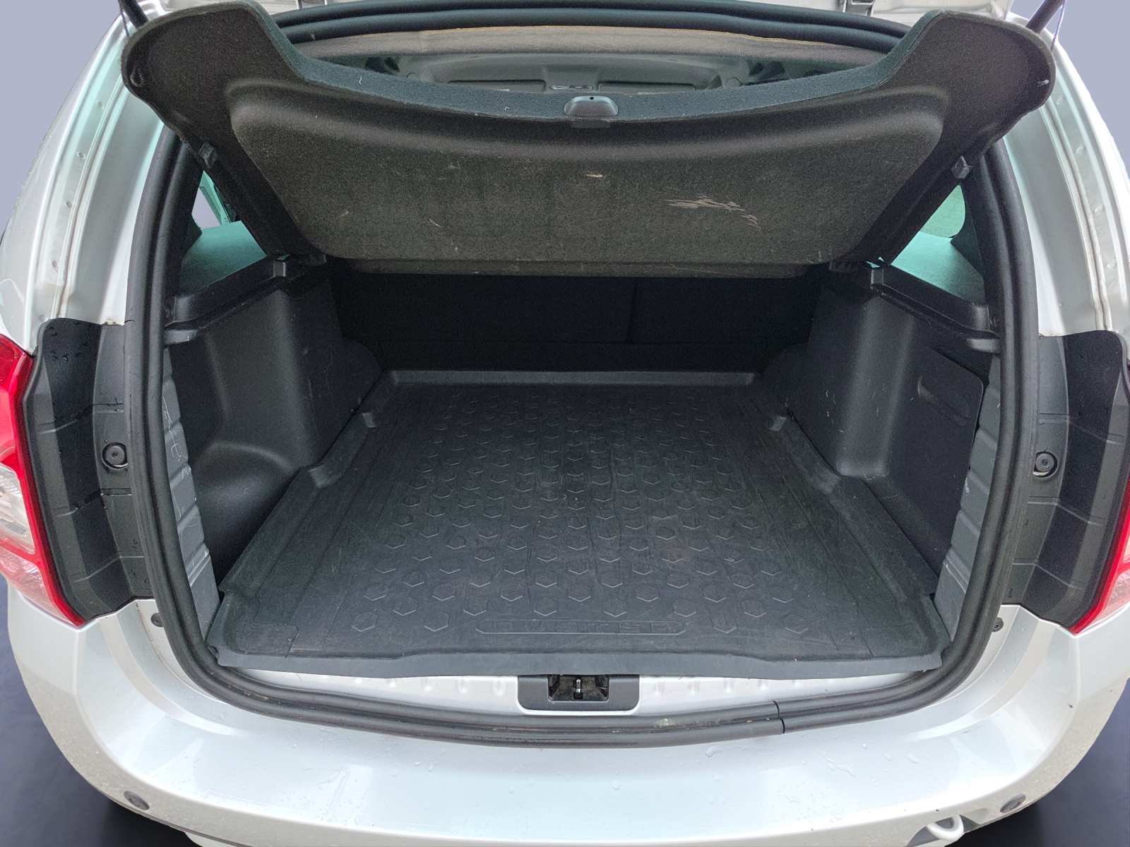 DACIA Duster 1.2 Benzin 4X4 manuell / ab MFK-image-11