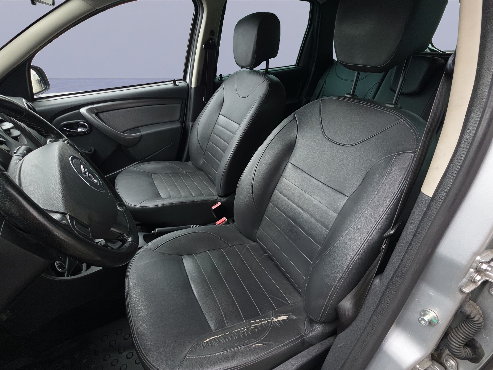 DACIA Duster 1.2 Benzin 4X4 manuell / ab MFK-image-8