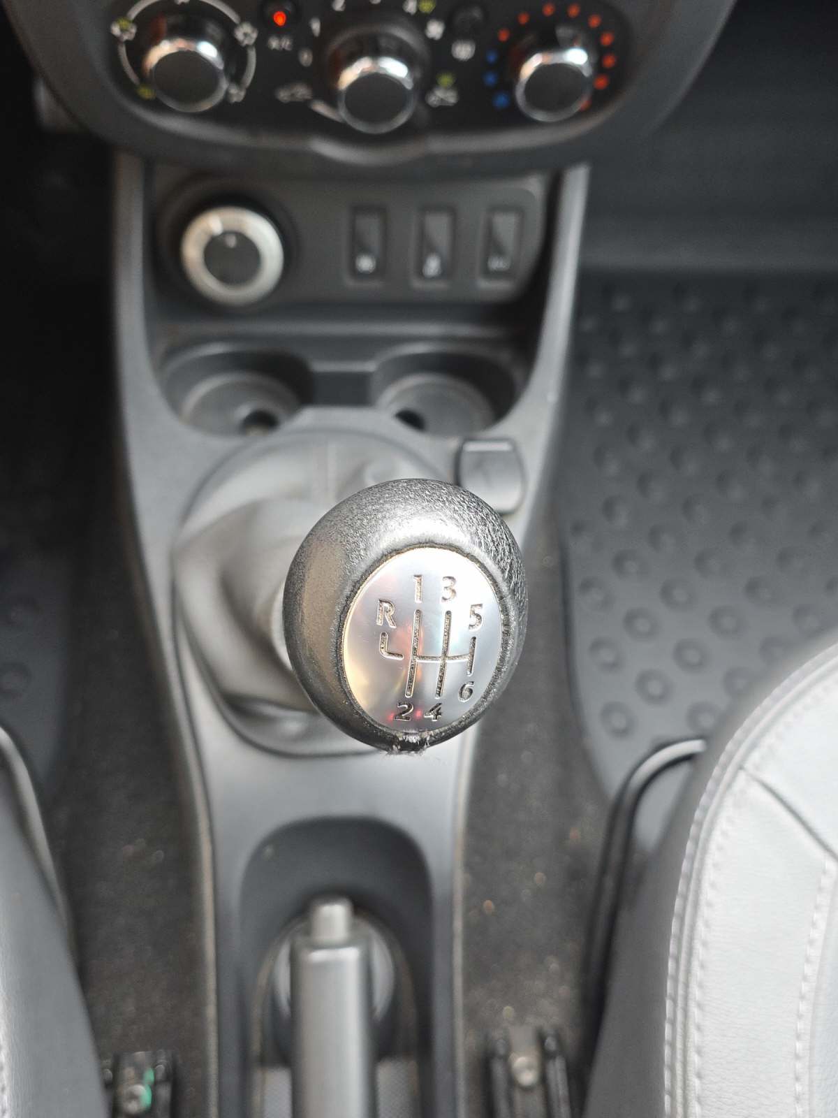 DACIA Duster 1.2 Benzin 4X4 manuell / ab MFK-image-14