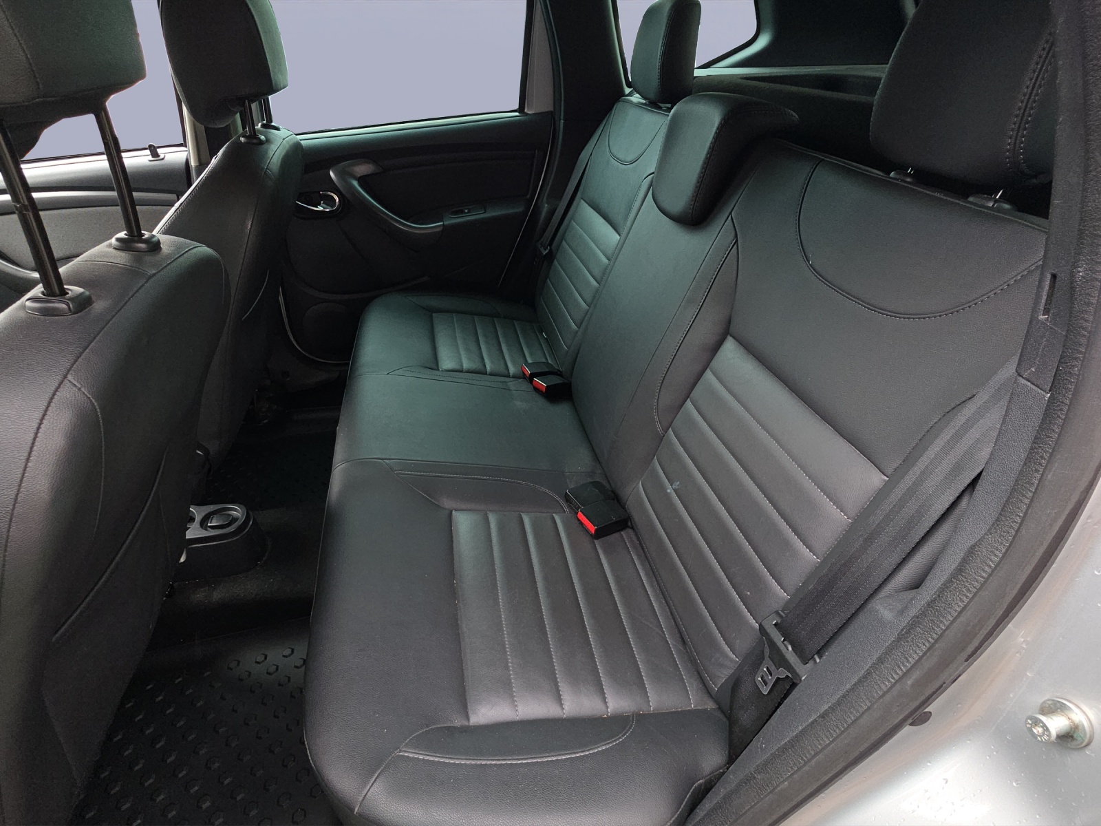 DACIA Duster 1.2 Benzin 4X4 manuell / ab MFK-image-9
