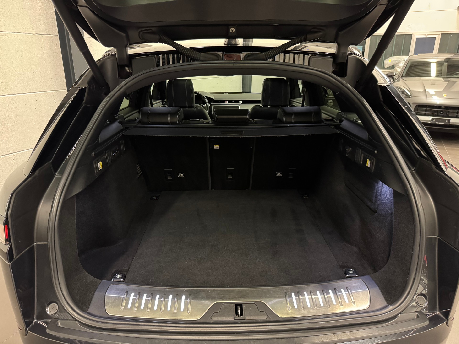 LAND ROVER Range Rover Velar R-Dynamic P 380 Automatic-image-24