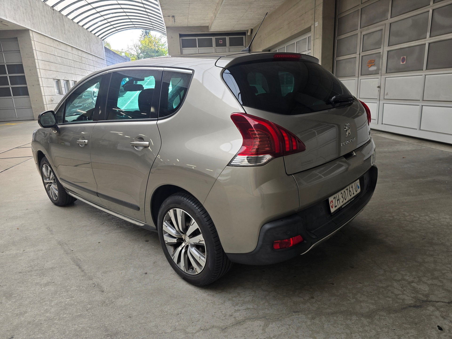 PEUGEOT 3008 1.6 16V T Allure Tiptronic-image-2
